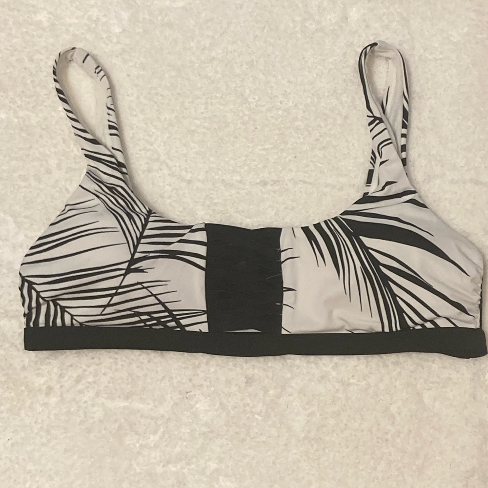 Athleta size large bathing suit top in excellent condition